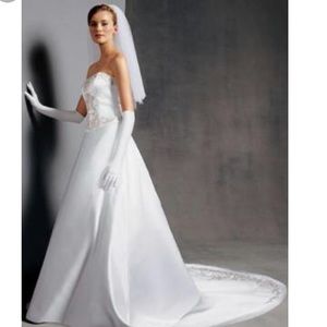 Enchanting Oleg Cassini wedding dress